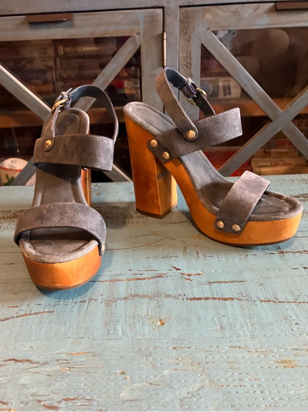 Amazing Women’s Gray Suede Platform Sandal with Wooden Heel (8.5 sz)